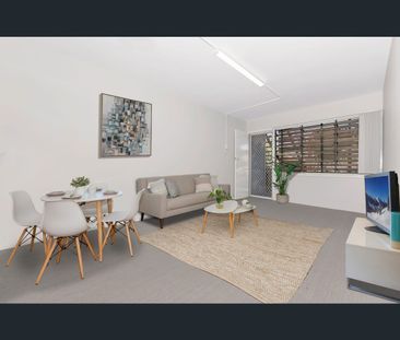 2/19 Carr Street, Hermit Park, Qld 4812 - Photo 4