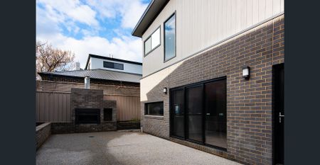 Stylish and Modern Family Home in Kennington - Photo 3