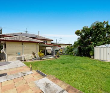 Spacious Family Home with Entertainer's Retreat - Photo 4