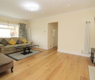 3 bed Semi-detached bungalow in Benfleet Close , Sutton, SM1 3SD - Photo 1