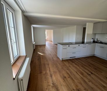 Neu renovierte 3.5-Zimmerwohnung in charmantem Bauernhaus im Grünen - Photo 3