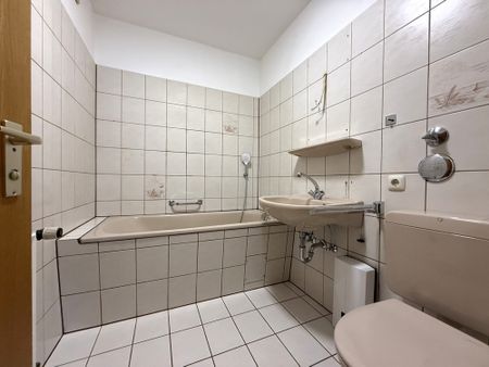 Hier wird für Sie renoviert: ca. 65 m² Wohnung mit großer Loggia, Garage & gepflegtem Wohnumfeld - Photo 2