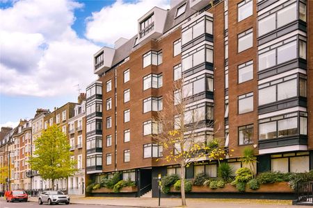 A bright and lateral two bedroom apartment benefiting from a lift and boasting beautiful views over Cadogan Place gardens. - Photo 2