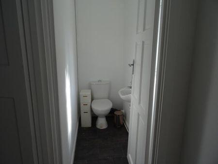 1 bedroom in a house share to rent - Photo 4