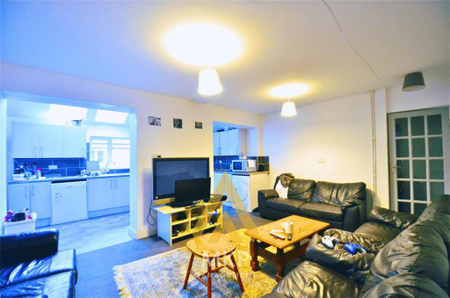 8 bedroom detached house to rent - Photo 3