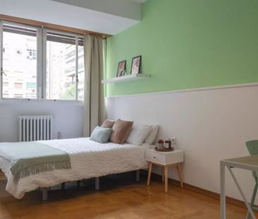 Rooms for rent in 7-bedroom apartment in Cuatro Caminos - Foto 6