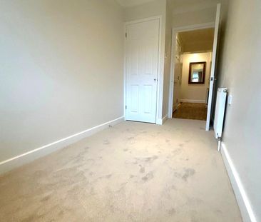 2 Bedroom Top Floor Flat To Let in Croydon - Photo 4