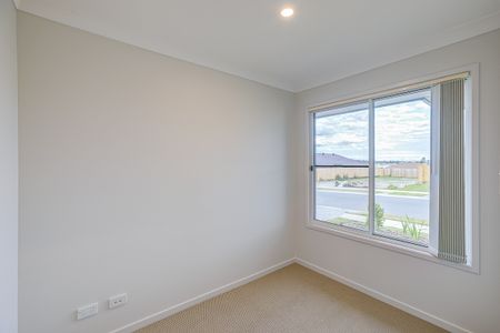 Modern Family Home - $300 Visa Gift Card Upon Acceptance Of Application! - Photo 4
