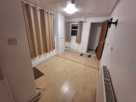 1 Bed Flat, Green Street, E7 - Photo 2
