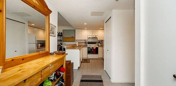 Waterfront Oasis: Furnished 1-Bed Condo in West False Creek with Luxur - Photo 2