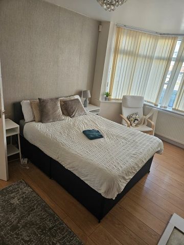 5 Bed Semi-Detached House, Elmbridge Road, B44 - Photo 3