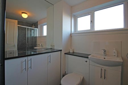3 bedroom flat to rent - Photo 3