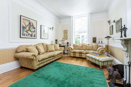 A well presented detached family home with a delightful garden on St Margarets Pleasure Gardens - Photo 2