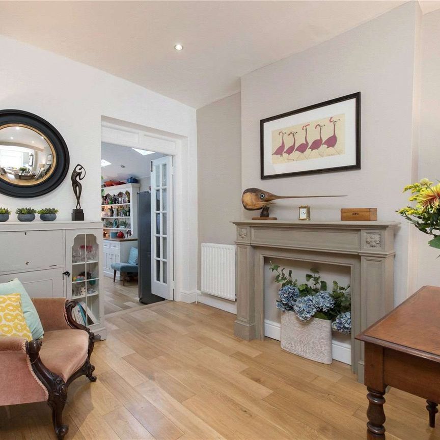 A beautifully presented four bedroom family period house in Wimbledon Town. - Photo 1
