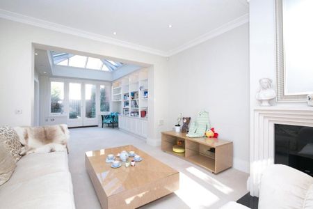 5 bedroom detached house to rent - Photo 2