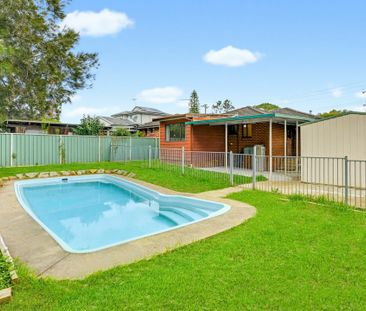 Spacious Three Bedroom Home with Inground Pool - Photo 5