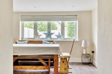 4 bedroom semi-detached house to rent - Photo 4