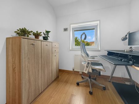 A good size four bedroom house, located within the sought area of Trumpington. Offering spacious living accommodation and large enclosed garden, this property makes an ideal family home. The property is within walking distance of local amenities, including local shop, post office, barbers, florist, dry cleaners and more. It also offers great access to the city centre, M11, Addenbrookes Hospital and park and ride - Photo 4