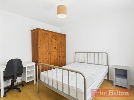 4 bedroom semi-detached house to rent - Photo 2