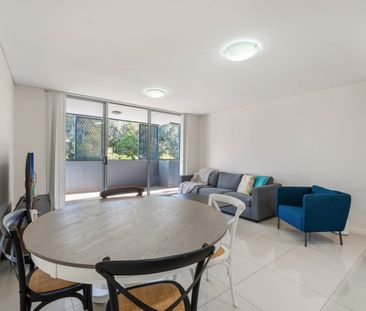 Modern Three Bedroom Living in a Prime Location! - Photo 4