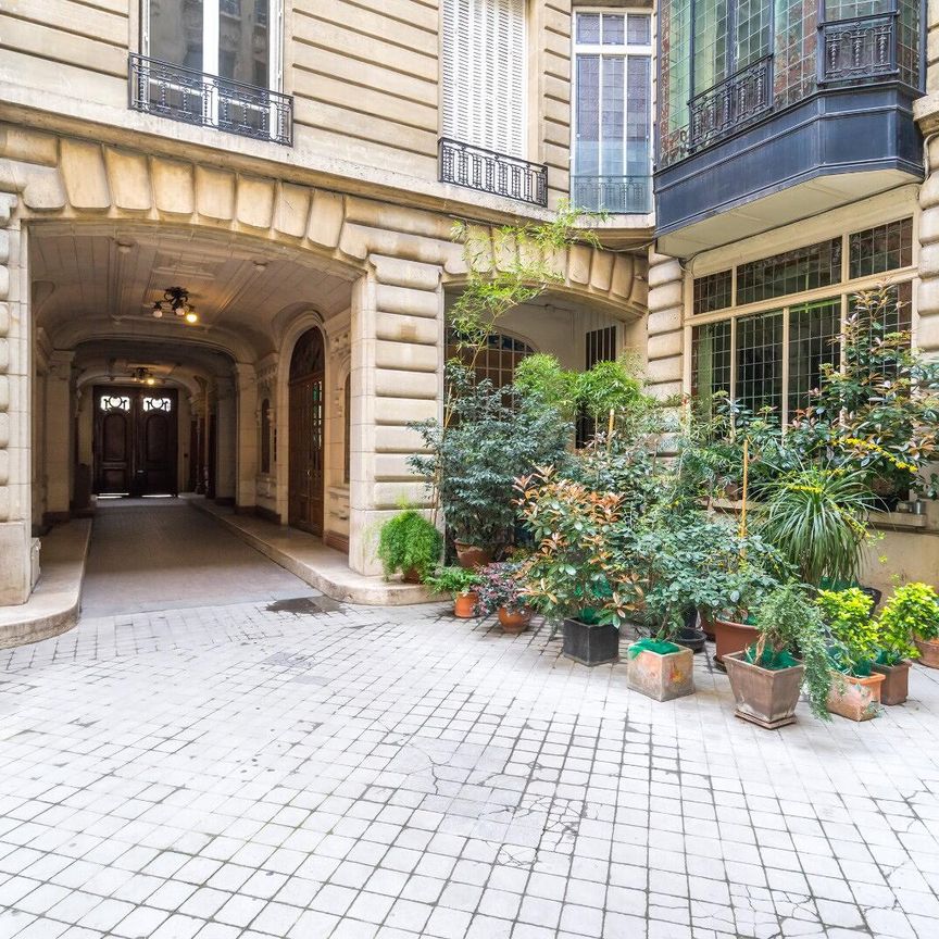 location Appartement T5 DE 151m² À PARIS - Photo 1