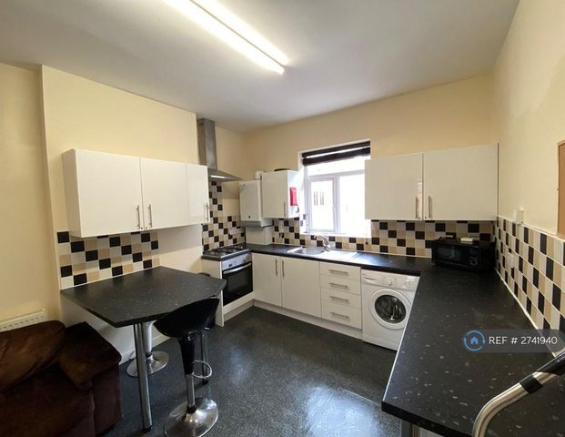 3 bedroom flat to rent - Photo 1