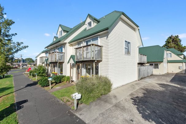 ZONED FOR BOYS HIGH SCHOOL Fantastic Spacious Townhouse located in the Hillcrest area just a short walk from the Waikato University and local shops. - Photo 1