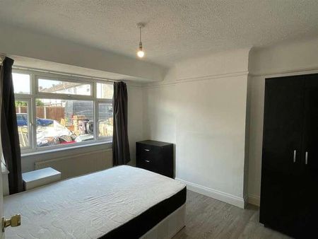 Stainash Crescent, Staines-upon-thames, TW18 - Photo 2