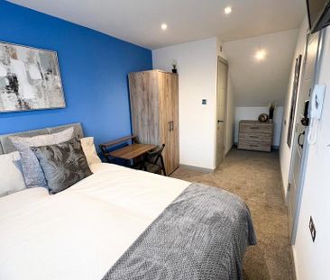 Double room with off-suite shower room - 3m x 2.5m - £700pcm, £700 deposit in shared house : £700 per month - Photo 2