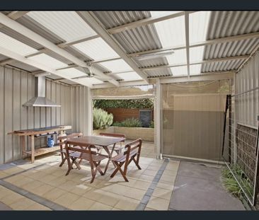 BEAUTIFUL THREE BEDROOM TOWNHOUSE - Photo 6