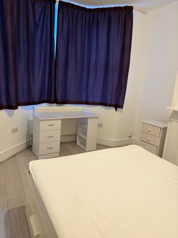 Room in a Shared House, Alpha Road, N18 - Photo 5