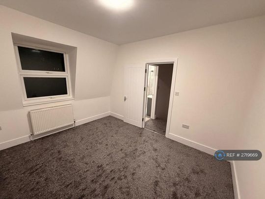 3 bedroom flat to rent - Photo 1
