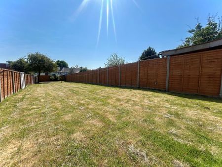 3 bed end of terrace house to rent in St. Margarets Avenue, Cheam, SM3 - Photo 2