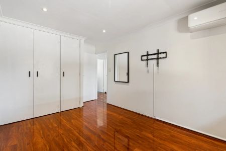 Spacious Villa with Lush Garden Courtyard and Lifestyle Appeal - Photo 2