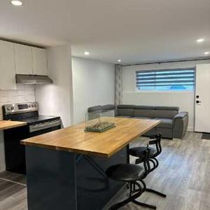​Superbe appartement 3 ½ entièrement rénové moderne dans un Triplex , style condo. Semi-meublé - Photo 2