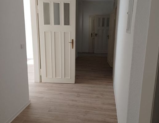 Lichtdurchflutete groÃe 3 Raum Wohnung im Erdgeschoss ab sofort zu vermieten Zwickau - Photo 1