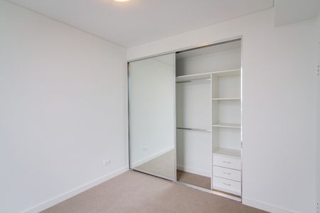 Largest Two Bedroom with Brand New Carpet & Bathtub Less Than a Minute Away to Train Station!! Don't Miss Out!! - Photo 4