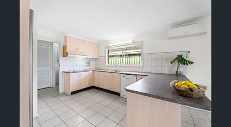 11 Sundowner Court, Mermaid Waters, QLD 4218 - Photo 5