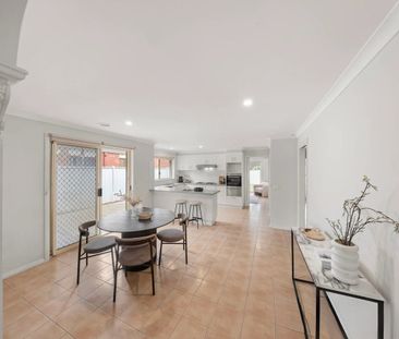 Comfortable Family Living Opposite Parklands - Photo 4