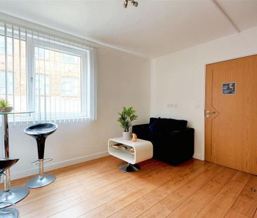 1 bedroom in a flat share to rent - Photo 2