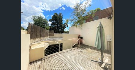 PERFECT POSITIONED WITH COMFORT AND CONVENIENCE. - Photo 2