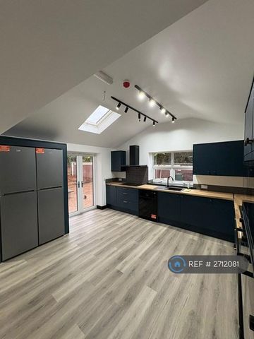 1 bedroom in a house share to rent - Photo 3