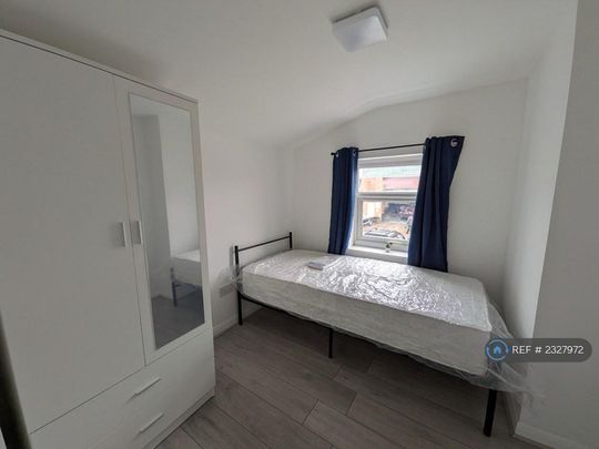 1 bedroom in a house share to rent - Photo 1