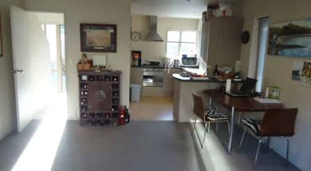 Modern semi-furnished 3 bedroom townhouse! - Photo 2