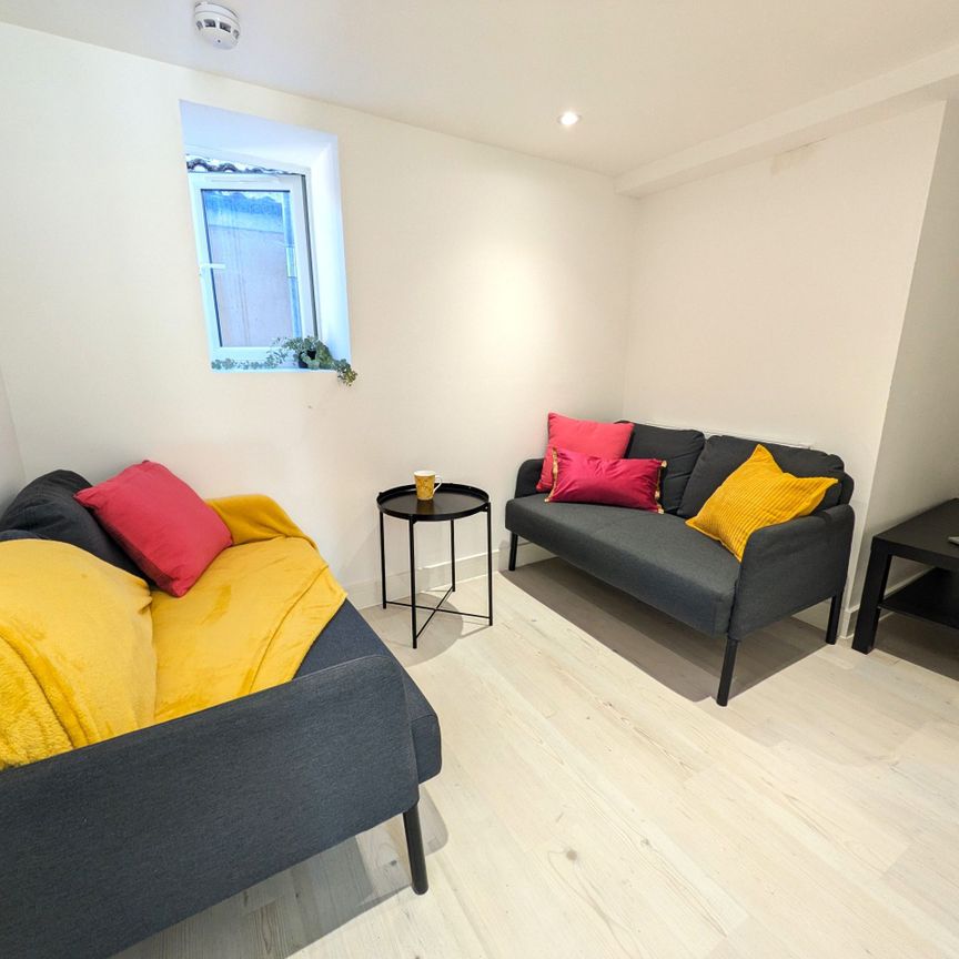 DOUBLE ROOM - AVAILABLE NOW - Photo 1