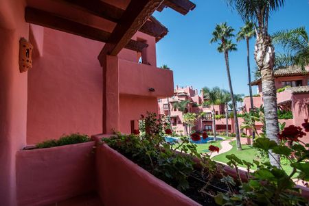 Middle Floor Apartment in Estepona - Photo 4