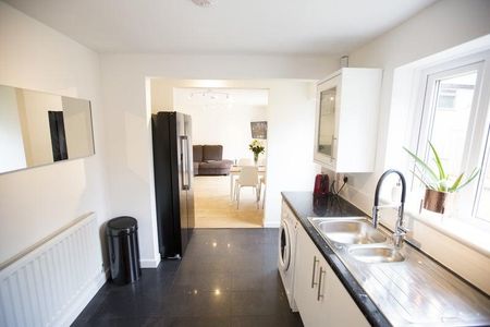 1 bedroom in a house share to rent - Photo 4