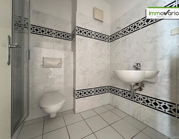 Schöne 2-Raum-Wohnung mit Balkon, Einbauküche, Parkett & Dusche. Mit Aufzug. Stellplatz möglich! - Photo 1