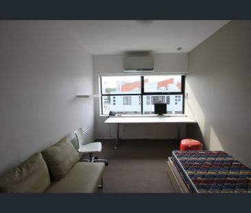 Fully Furnished Studio Apartment with Park Views in Prime Student L... - Photo 2