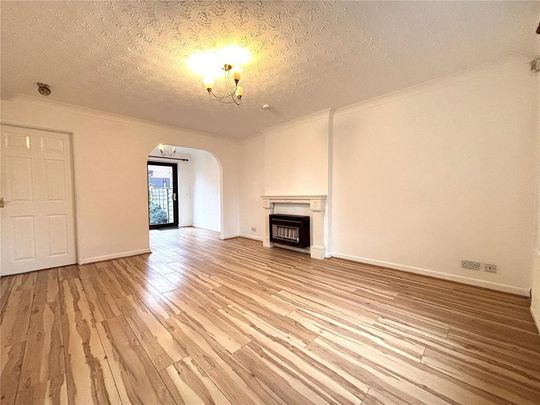3 bedroom mews to rent - Photo 1